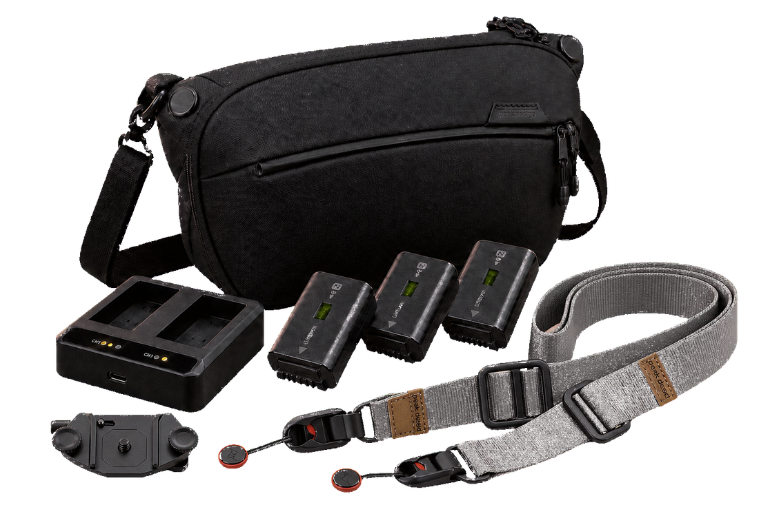 Peak Design Everyday Sling 3L V2 i svart, tre batteri, ladar, Peak Design Slide-reim i grått og Peak Design Capture V3